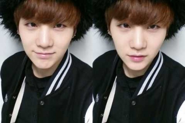 10 Potret Selfie Suga BTS saat Awal Debut, Bare Face Bikin Gemas!