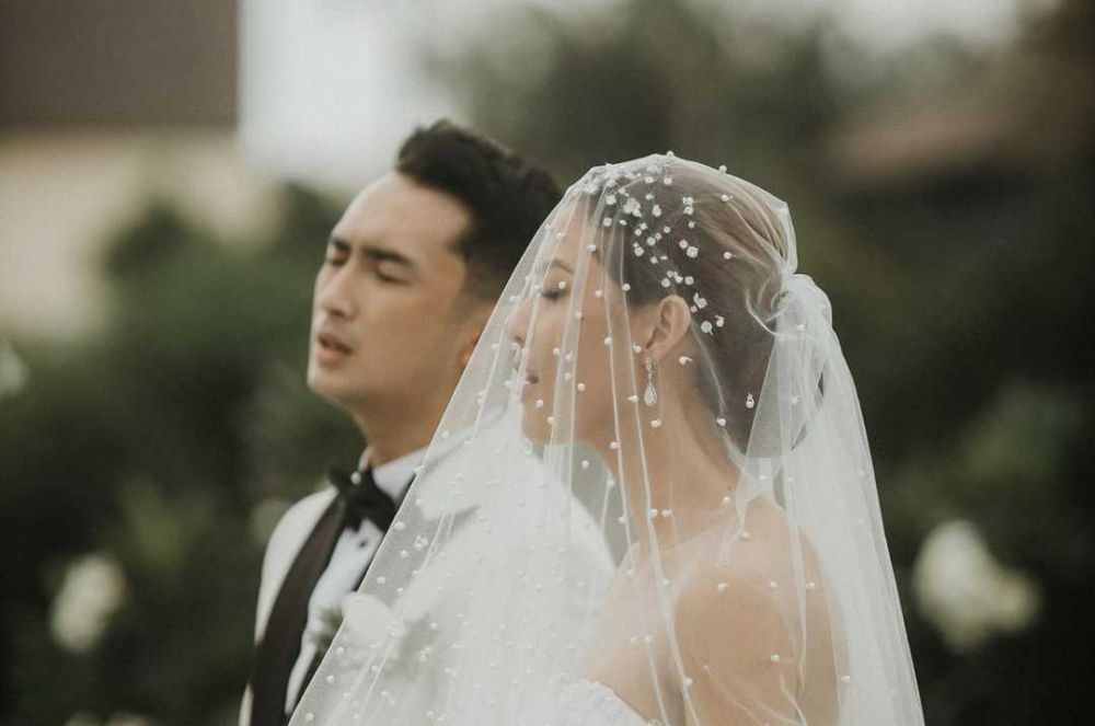10 Potret Haru Pemberkatan Nikah Pasangan Artis di Gereja