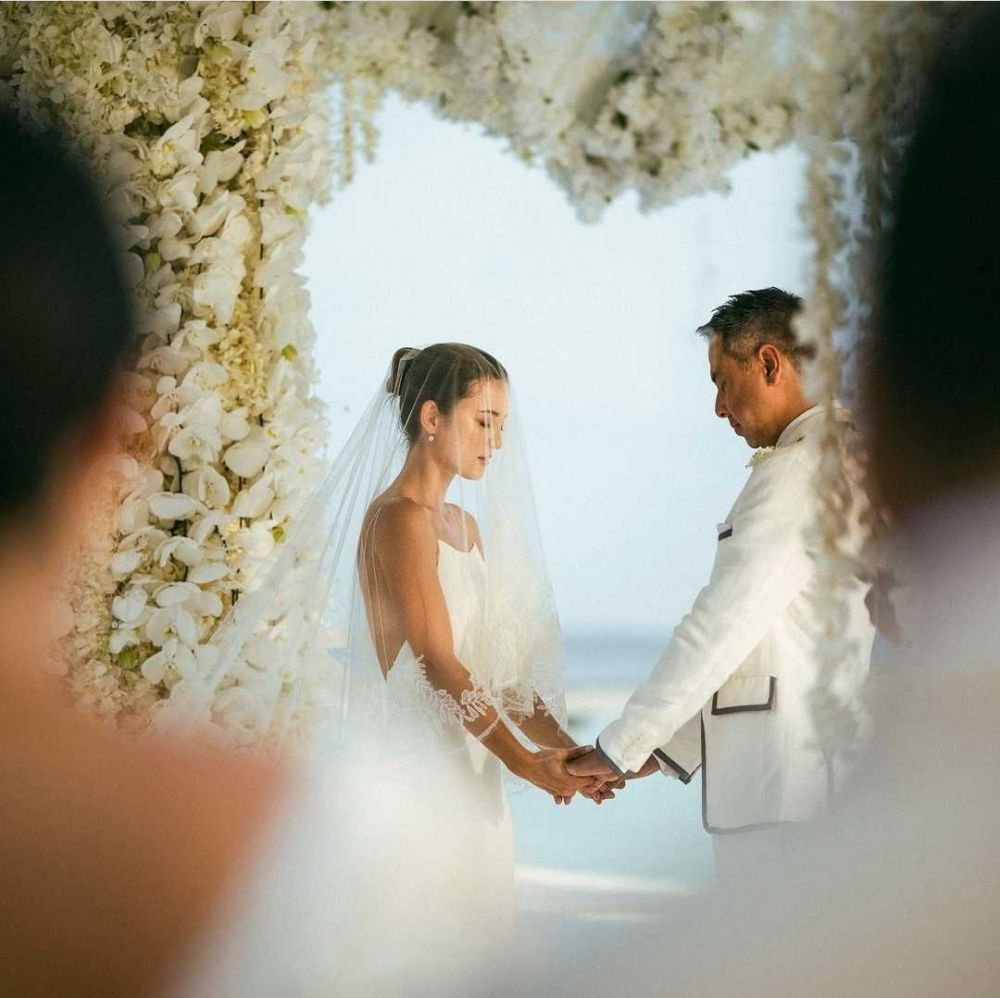 10 Potret Haru Pemberkatan Nikah Pasangan Artis di Gereja
