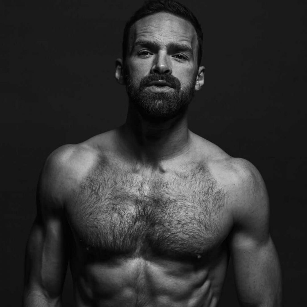 9 Potret Maskulin Alban Lenoir, Aktor Utama Film Lost Bullet