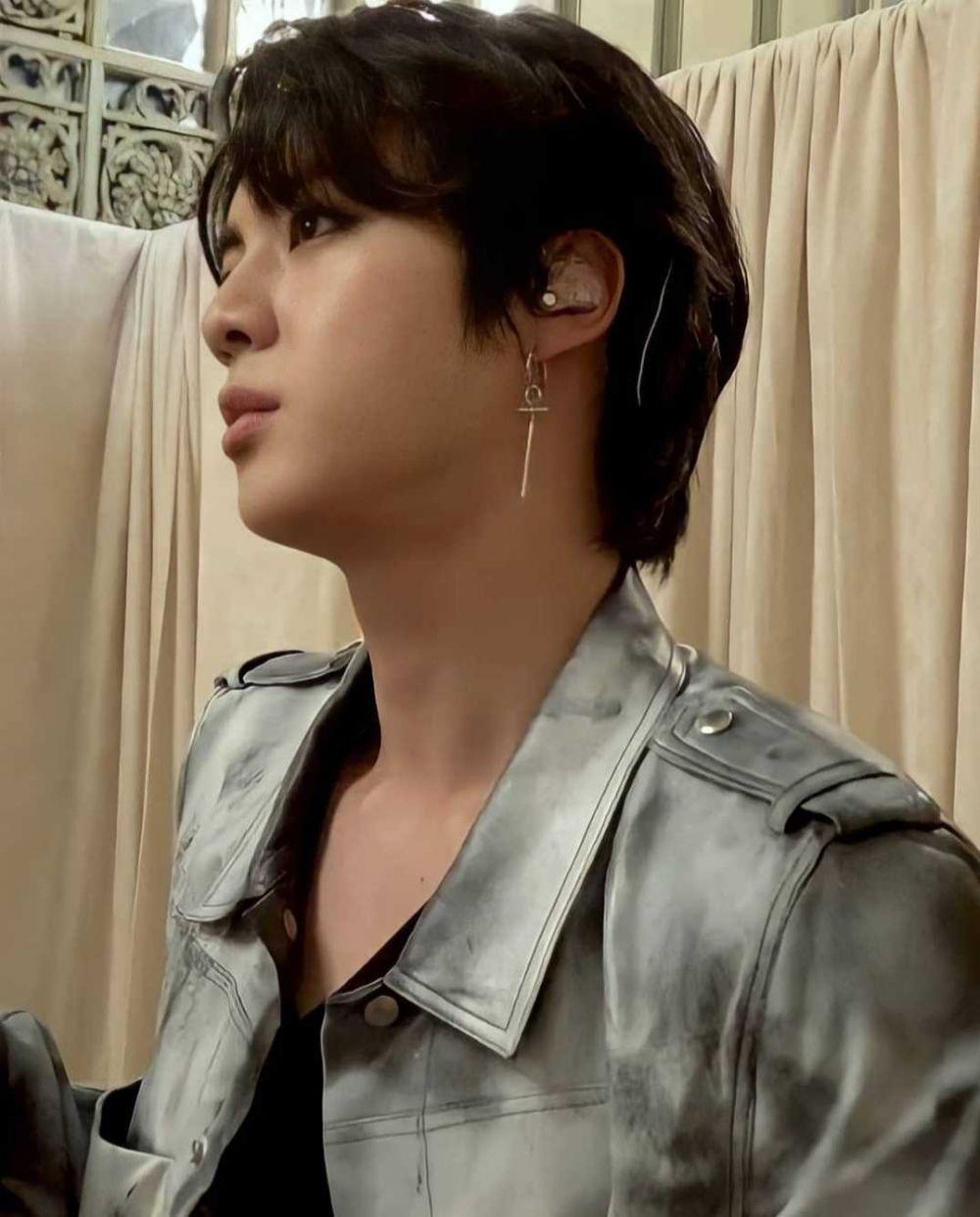 9 Potret Jin Bts Dengan Gaya Rambut Mullet Makin Gagah