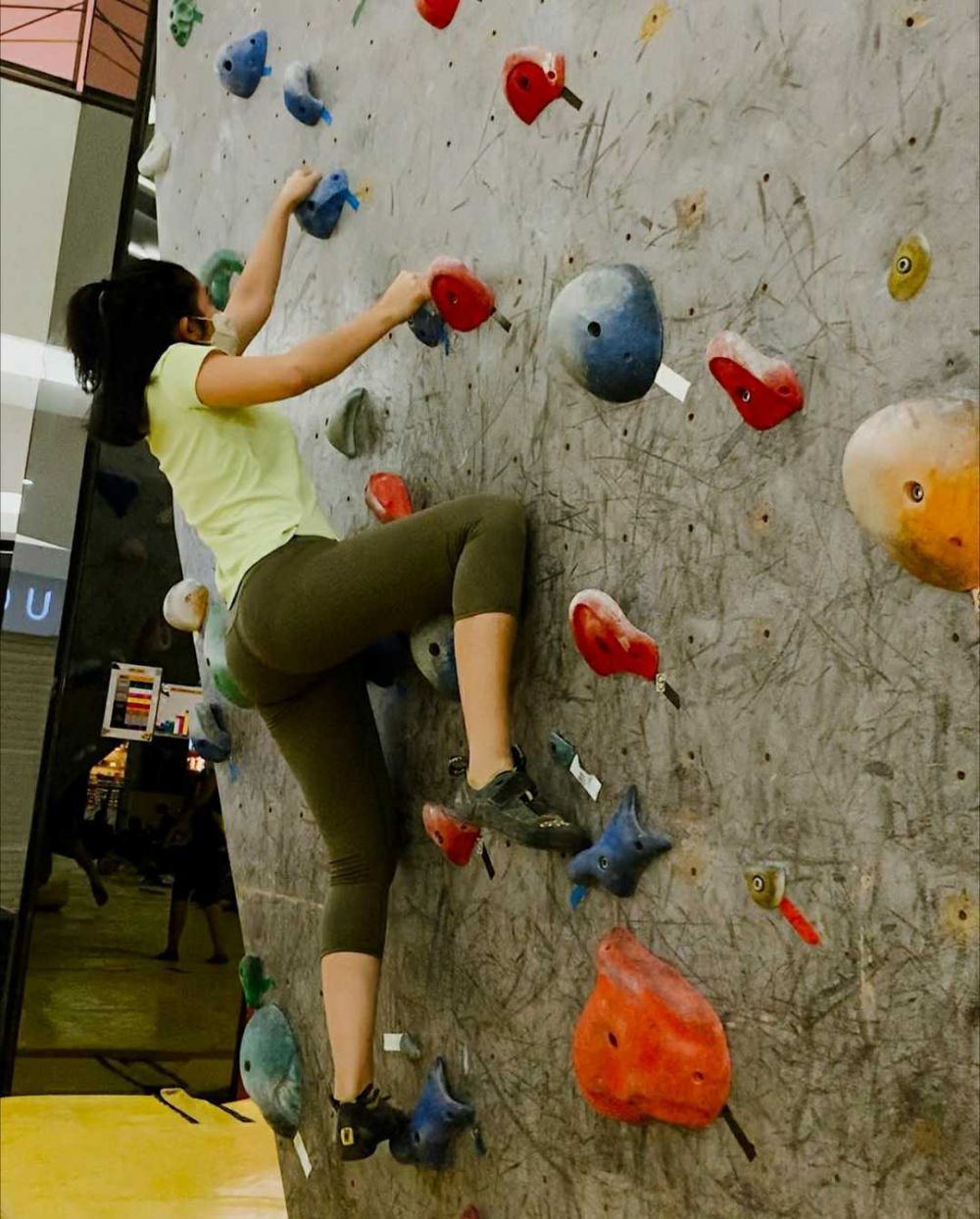 Climbing dan Menembak, 9 Potret Olahraga Kegemaran Febby Rastanty