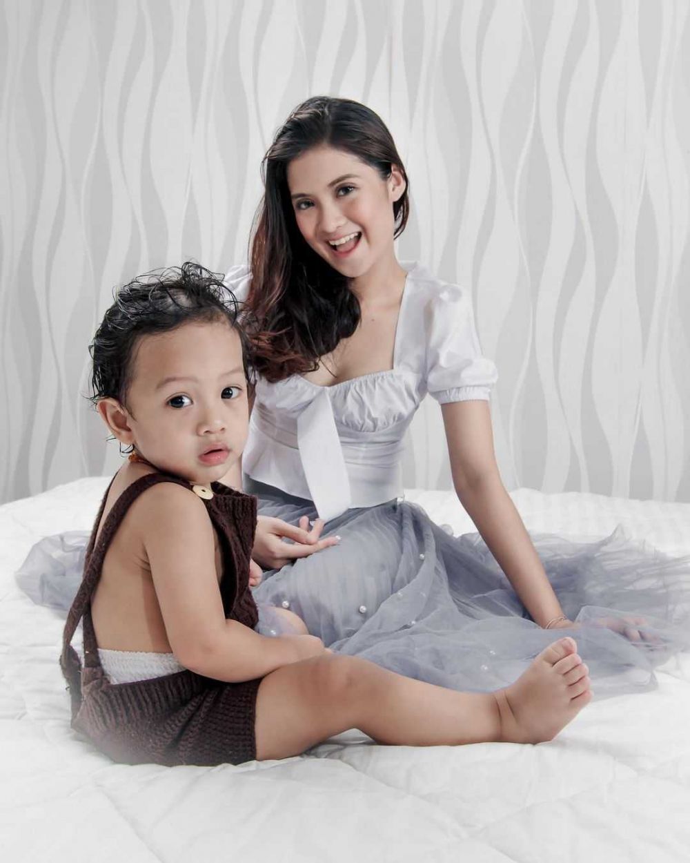 Keibuan Banget! Potret 9 Artis FTV Suara Hati Istri Momong Anak