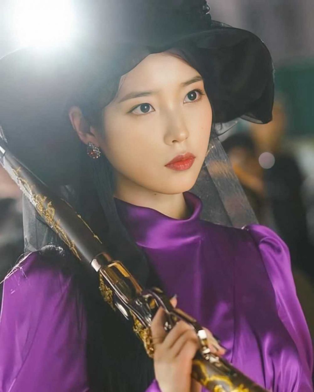 Comeback Album LILAC, 10 Potret IU dengan Outfit Ungu