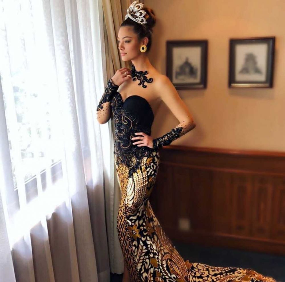 Memesona Semua! 10 Potret Ratu Kecantikan Dunia Pakai Kebaya