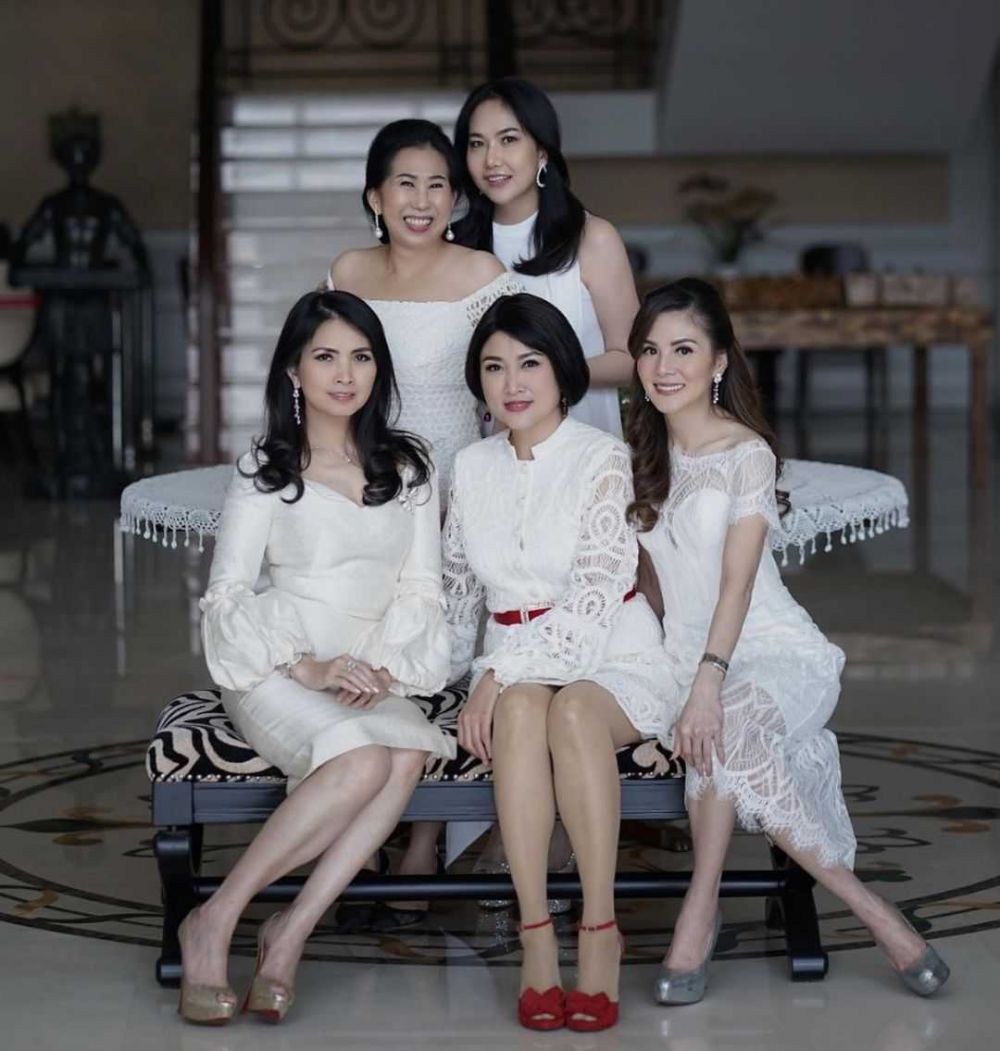 Istri Bos Tajir Semua! 10 Potret Liliana Tanoe Bersama Geng Sosialita