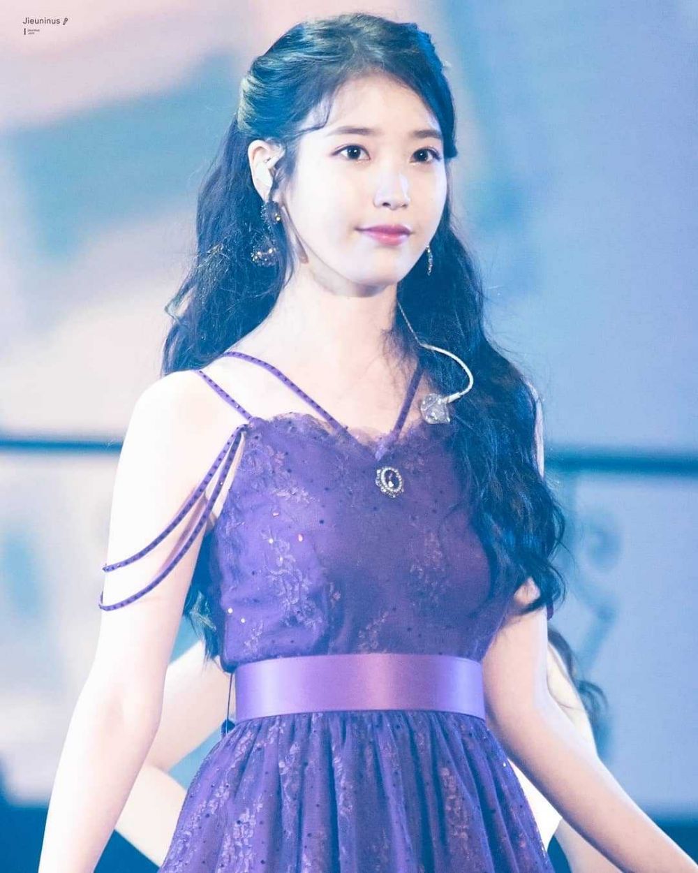 Comeback Album LILAC, 10 Potret IU dengan Outfit Ungu