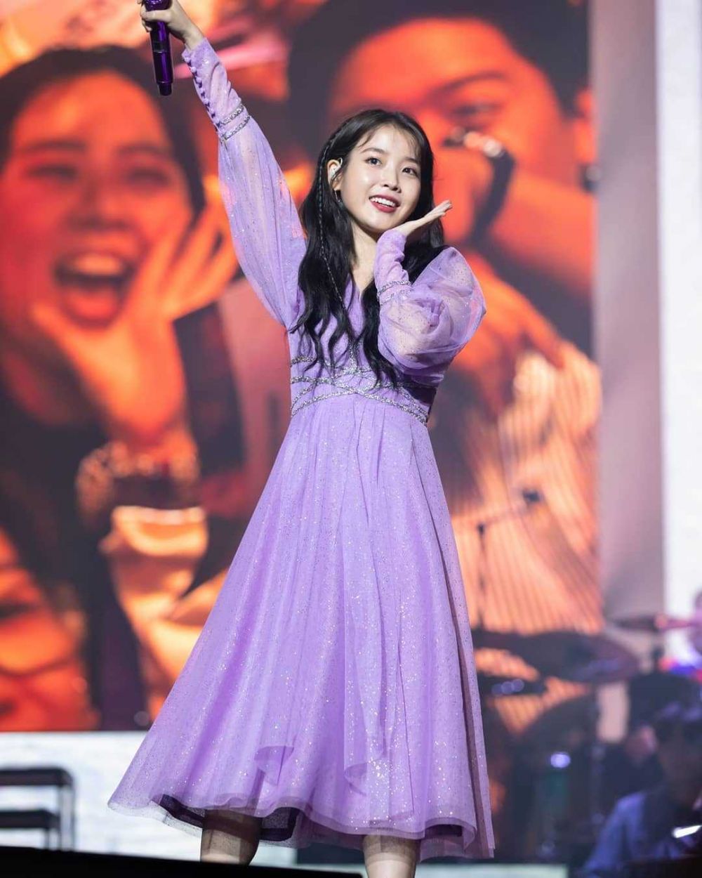 Comeback Album LILAC, 10 Potret IU dengan Outfit Ungu