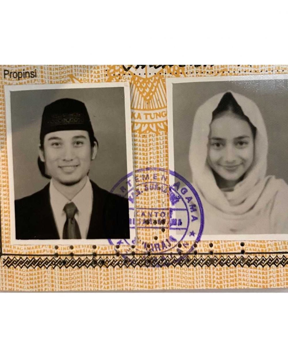 22 Tahun Menikah Mesra Terus! 10 Potret Cindy Fatikasari dan Suami