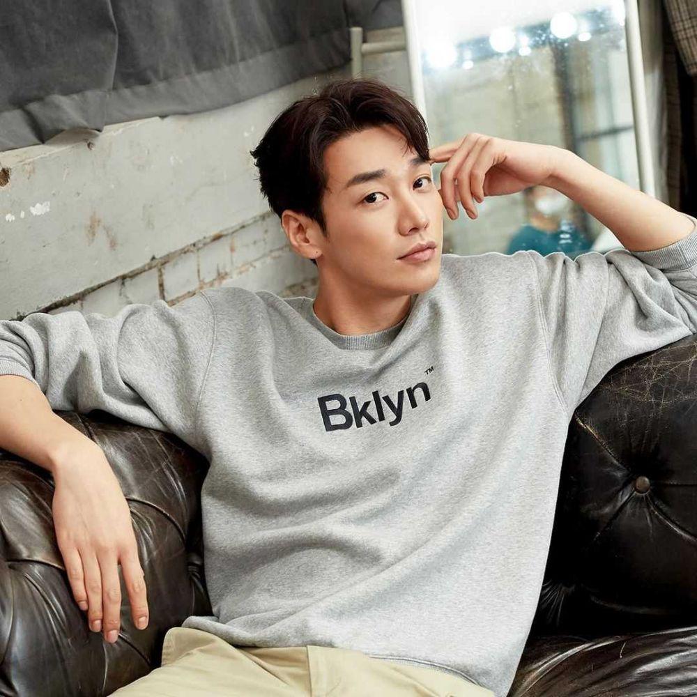 9 Inspirasi Outfit Kim Young Kwang untuk Cowok Jangkun