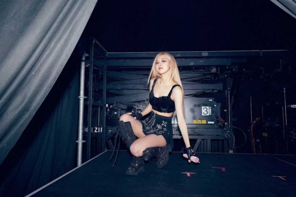 Siap Debut Solo 12 Maret, 10 Potret Rosé BLACKPINK saat di Backstage