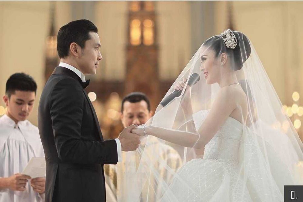 10 Potret Haru Pemberkatan Nikah Pasangan Artis di Gereja