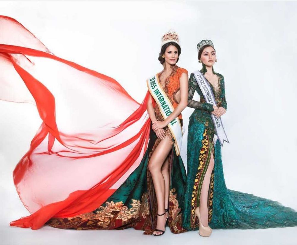 Memesona Semua! 10 Potret Ratu Kecantikan Dunia Pakai Kebaya