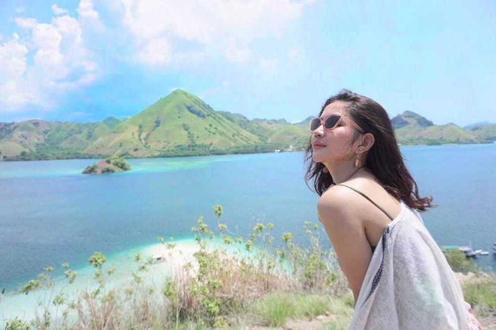 10 Adu Gaya Istri Young Lex Vs Istri Uus Saat Liburan, Bikin Deg-degan