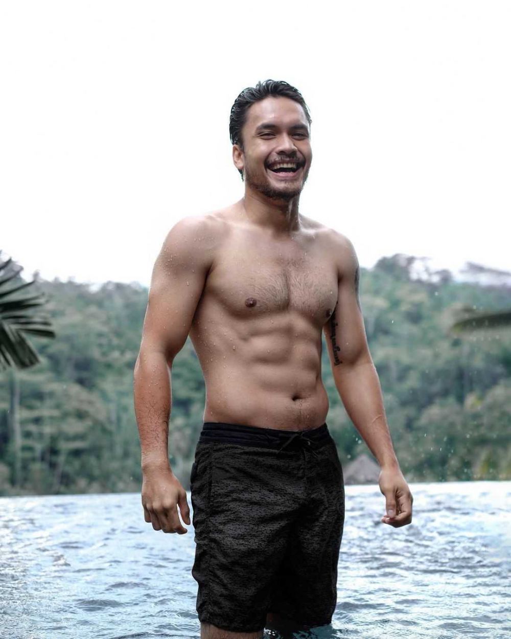 Meresahkan, 9 Artis Pria Kerap Digoda Fans saat Shirtless