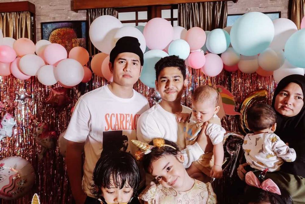 9 Potret Kedekatan Artis Pria dan Keponakan, Jadi Om Kesayangan