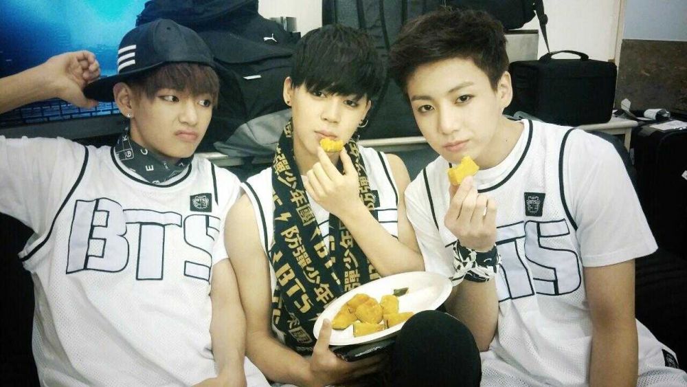 10 Momen Kedekatan V dan Jungkook BTS saat Baru Debut