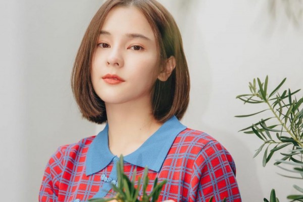 Makin Awet Muda, 10 Potret Menawan Aom Sushar dengan Rambut Pendek