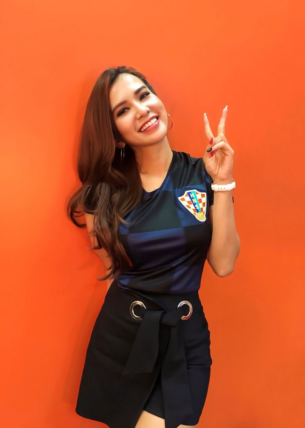 9 Potret Maria Vania Kenakan Jersey Sepak Bola, Sporty! 