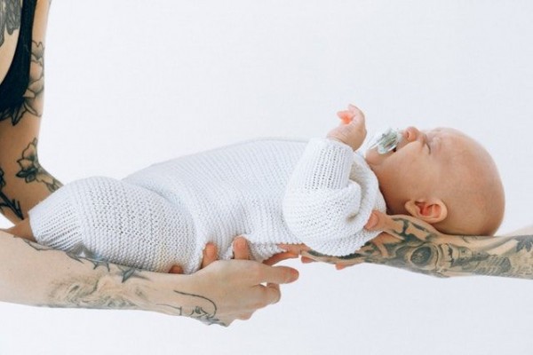 5 Tips Menidurkan Bayi dengan Aman, Haruskah Pakai Bantal?