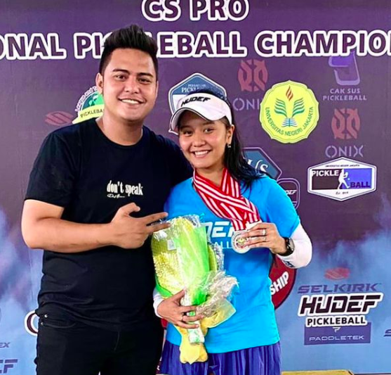 Beda Usia 13 Tahun, 9 Potret Mesra Galih Ginanjar dan Pacar Baru