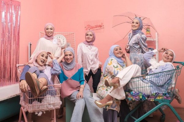 9 Potret Kebersamaan Shanty Denny Bareng Geng Sosialitanya, Seru Abis!