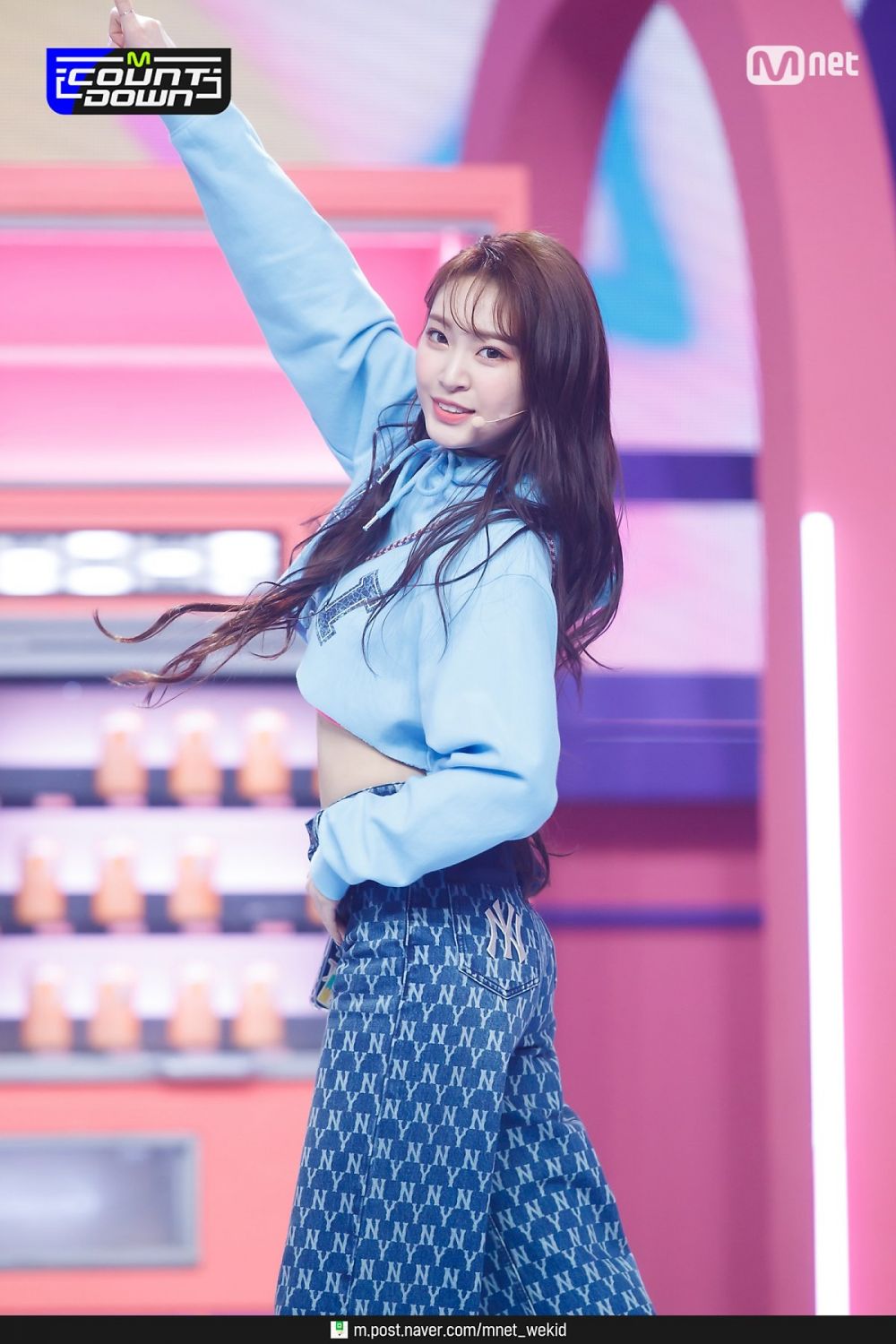 Lagunya Viral di TikTok, 10 Potret Weeekly Saat On Stage - IDNTimes.com
