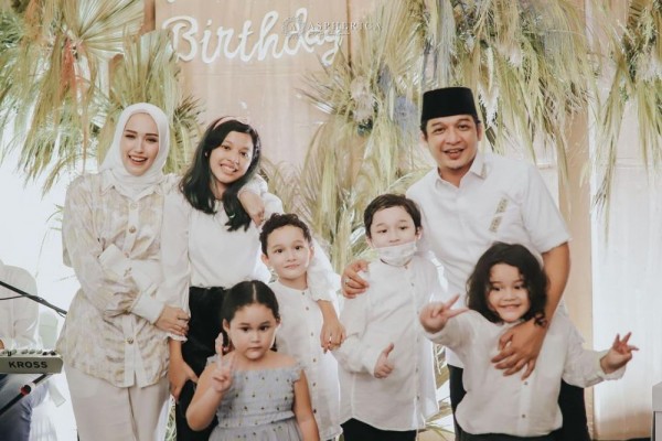 9 Potret Hangat Vokalis Band Era 2000an Saat Sedang Bersama Keluarga