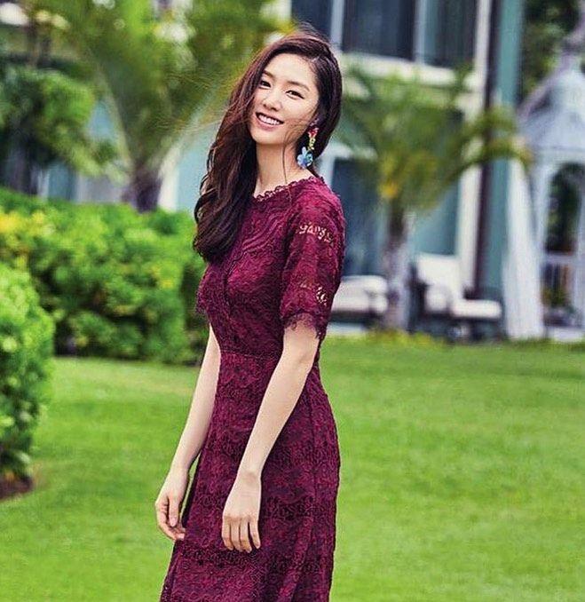 13 Inspirasi Dress Seo Ji Hye yang Bikin Tampil Feminin