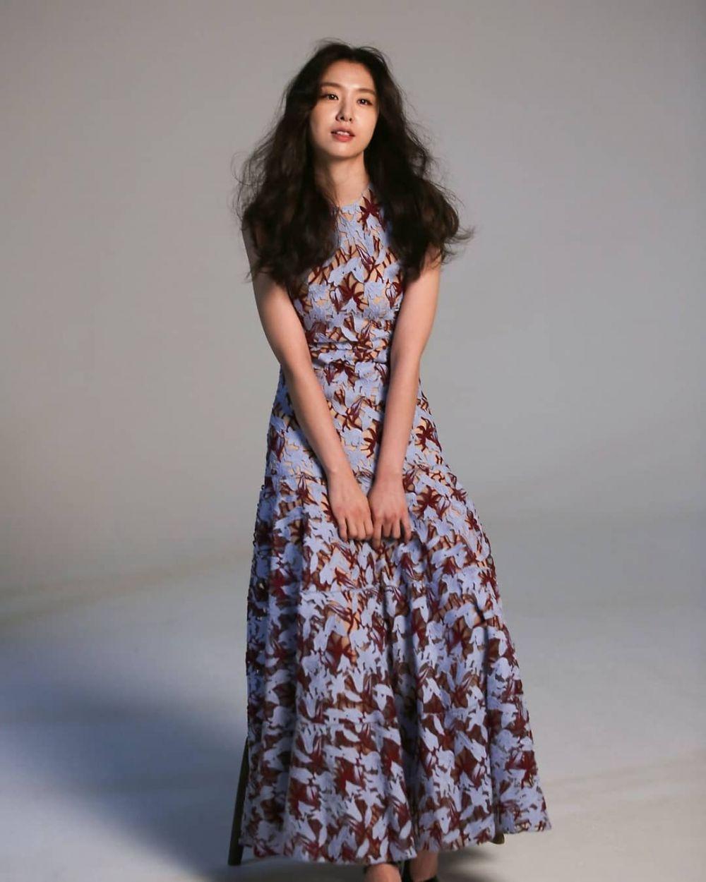 13 Inspirasi Dress Seo Ji Hye yang Bikin Tampil Feminin