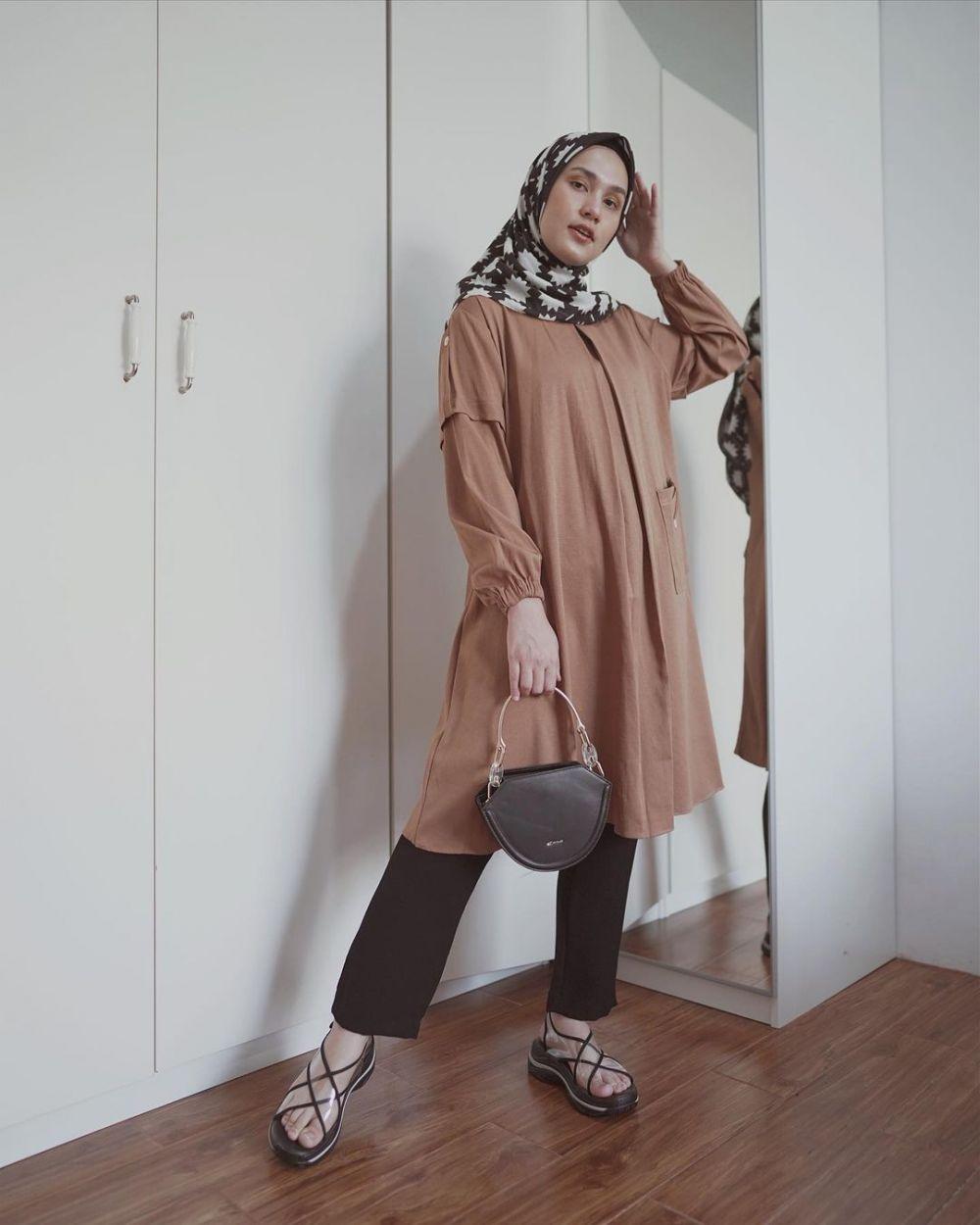 12 Mix and Match Outfit dengan Tunik ala Selebgram Dwi Handayani 