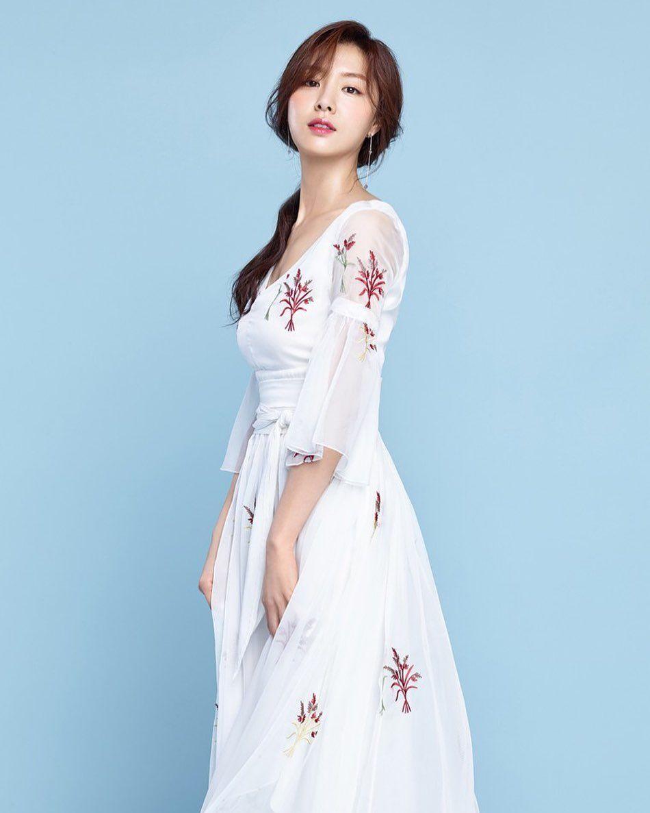 13 Inspirasi Dress Seo Ji Hye yang Bikin Tampil Feminin