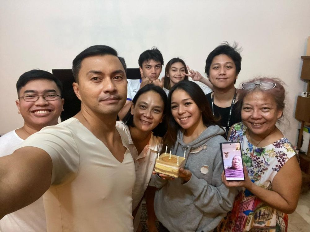 Mertua Baik! 10 Potret Anjasmara dan Dian Nitami Bareng Menantu Asli