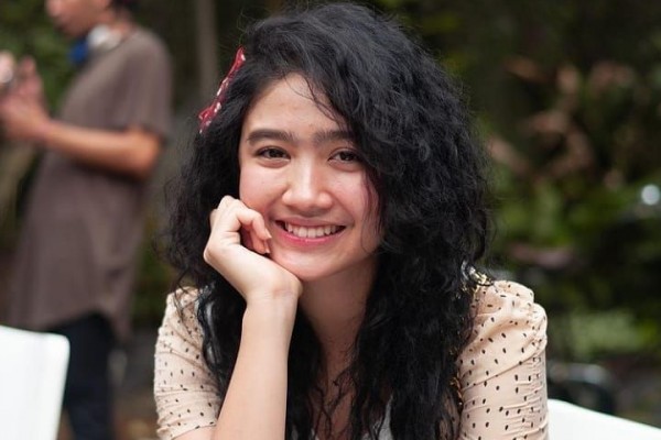 Pangling! 10 Potret Menawan Febby Rastanty dengan Gaya Rambut Keriting