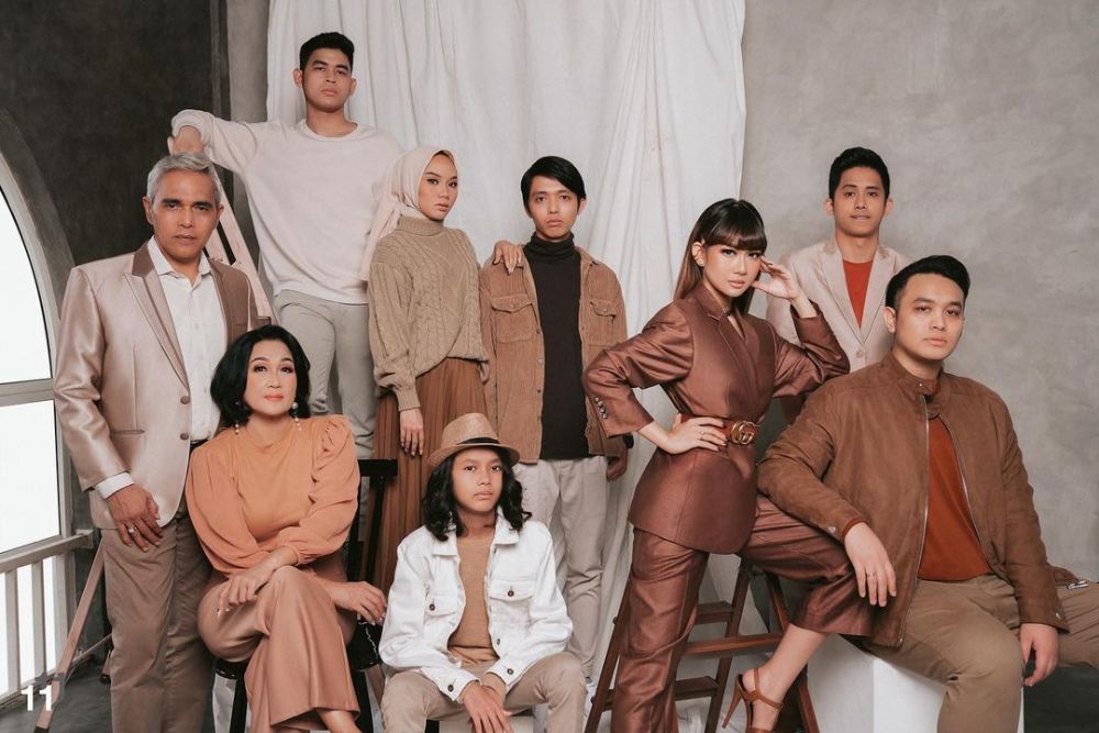 Kompak Abis! 10 Gaya Pemotretan Artis dan Keluarga Besar