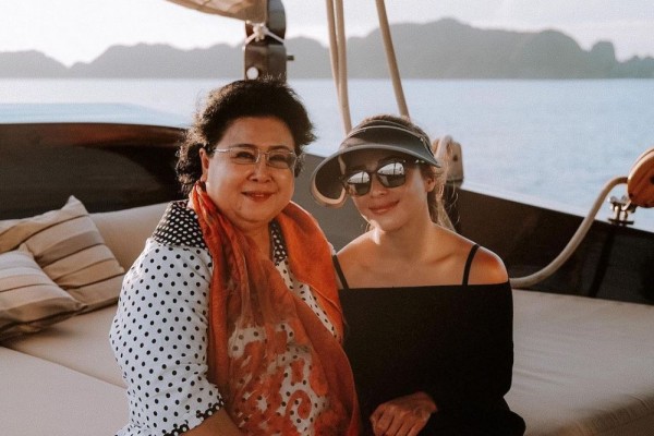 10 Potret Nikita Willy Bersama Ibu Mertua, Disayang Banget!