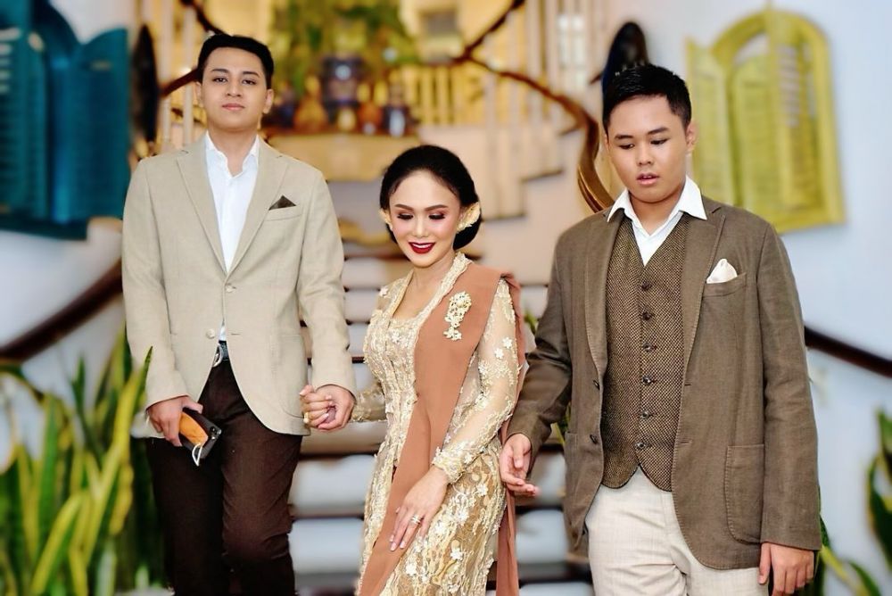 Akrabnya bak Teman Sebaya, 10 Potret Kompak Yuni Shara dan Anak