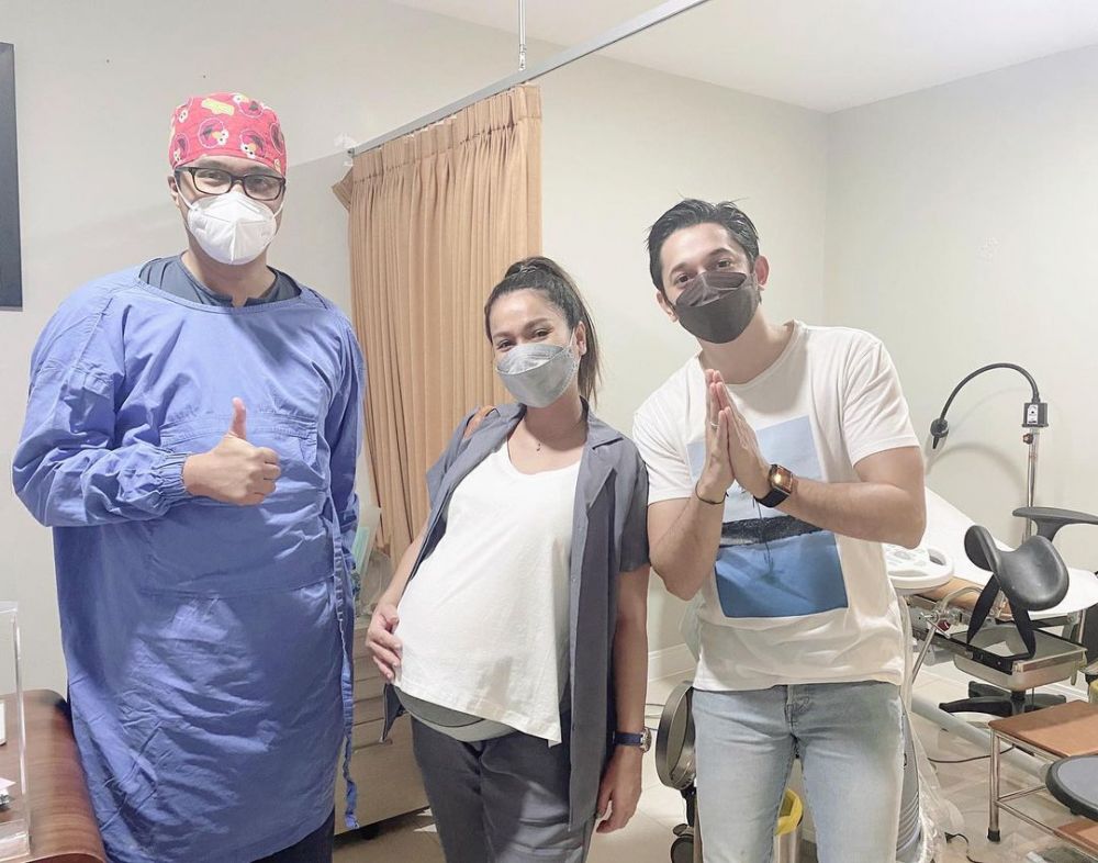 Mesra Bareng Suami Siaga! 9 Gaya Kece Artis Periksa Kandungan