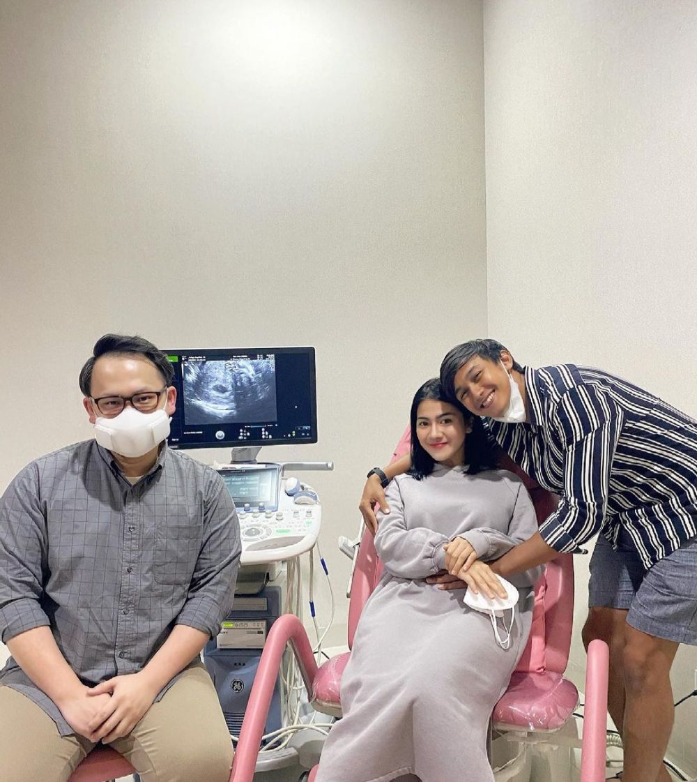 Mesra Bareng Suami Siaga! 9 Gaya Kece Artis Periksa Kandungan