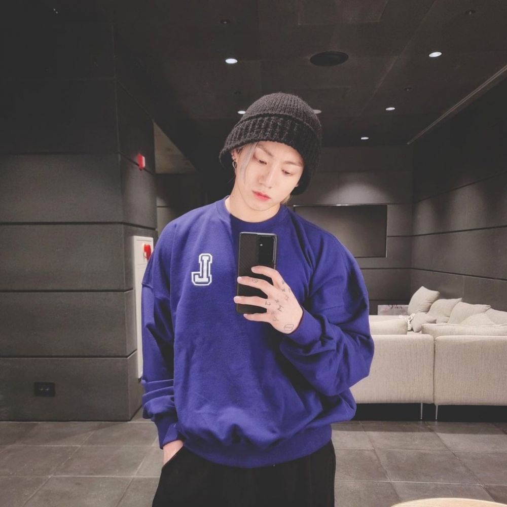 9 Potret Mirror Selfie Jungkook BTS yang Kece Abis