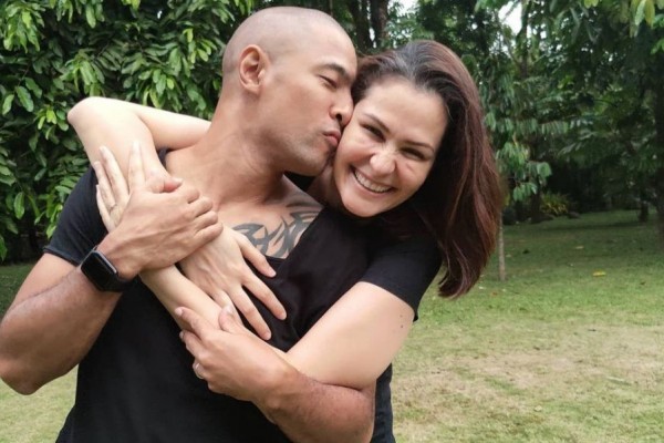 Jarang Disorot, 9 Potret Romantis Marcell Siahaan dan Sang Istri