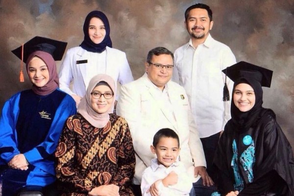 9 Artis ini Punya Anggota Keluarga yang Berprofesi Dokter