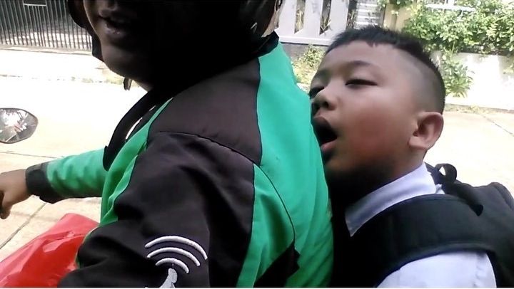 Kocak tapi Nekat, 10 Potret Penumpang Ojol Ketiduran