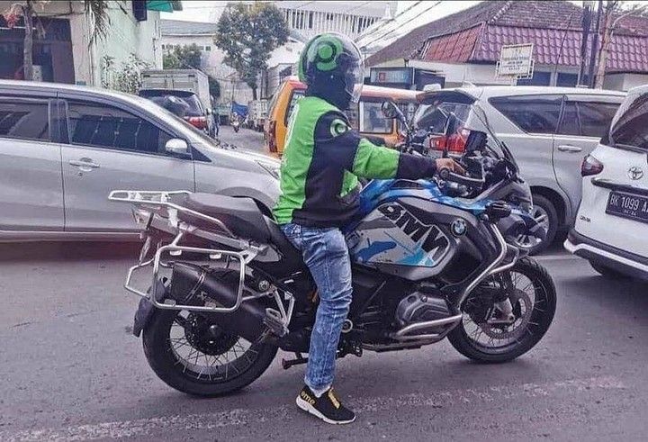 10 Potret Driver Ojol Antar Penumpang Pakai Kendaraan Tak Terduga