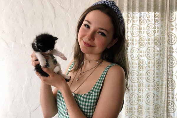10 Potret Lydia Night, Pacar Dylan Minnette yang Berprestasi Gemilang