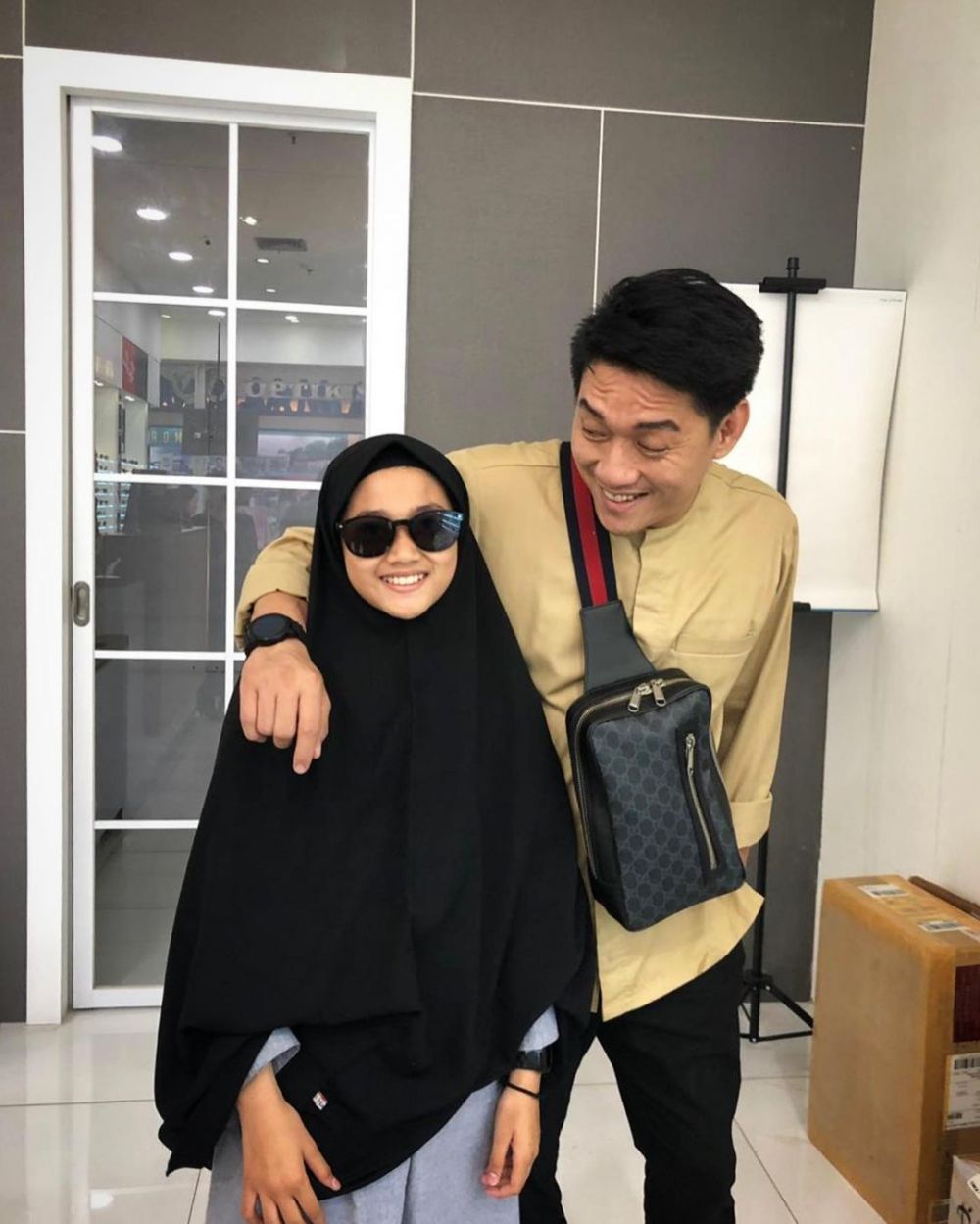 Ada Apa? 10 Artis Jarang Unggah Foto Anak dari Pernikahan Sebelumnya