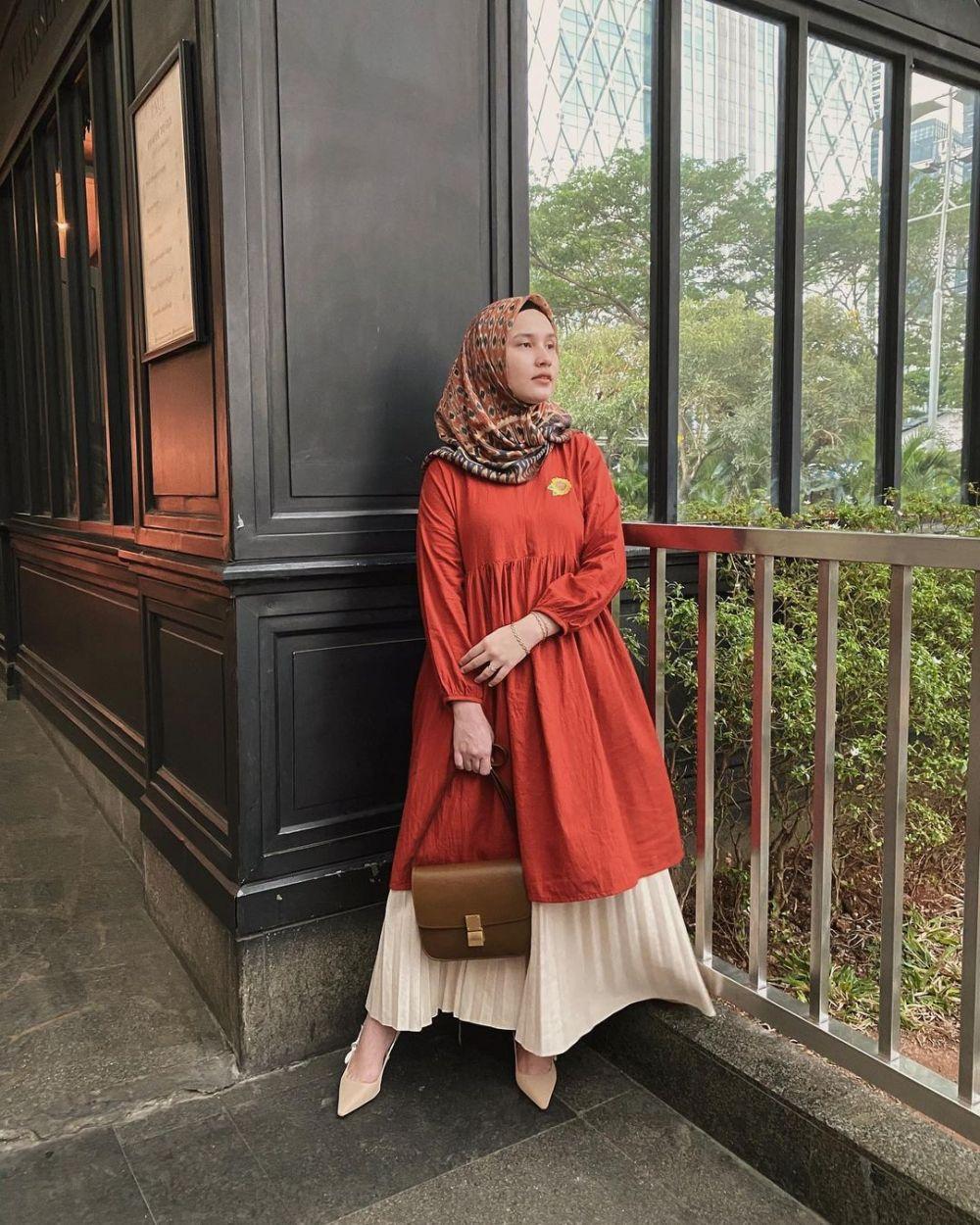 12 Mix and Match Outfit dengan Tunik ala Selebgram Dwi Handayani 