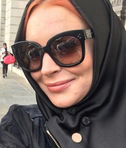 Bikin Adem, 9 Potret Artis Hollywood Kenakan Hijab dan Kerudung