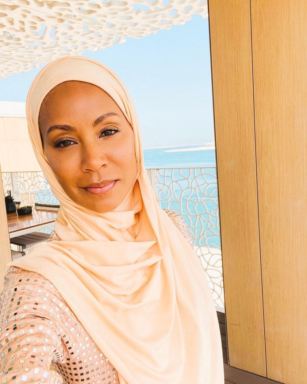 Bikin Adem, 9 Potret Artis Hollywood Kenakan Hijab dan Kerudung