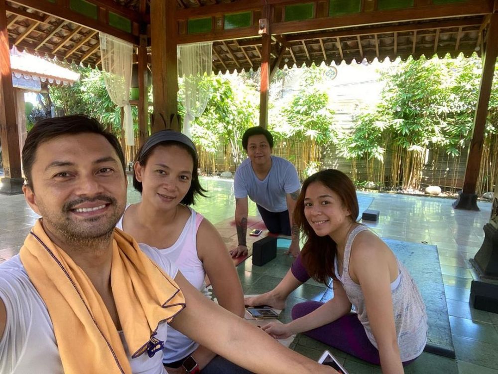 Mertua Baik! 10 Potret Anjasmara dan Dian Nitami Bareng Menantu Asli